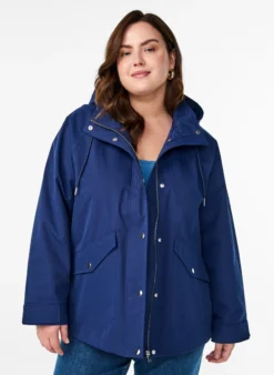 Kurze Frühlingsjacke mit abnehmbarer Kapuze