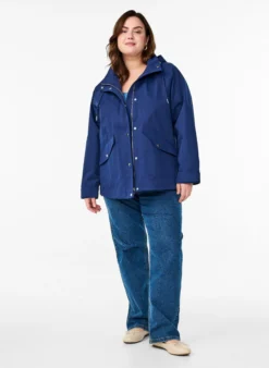 Kurze Frühlingsjacke mit abnehmbarer Kapuze