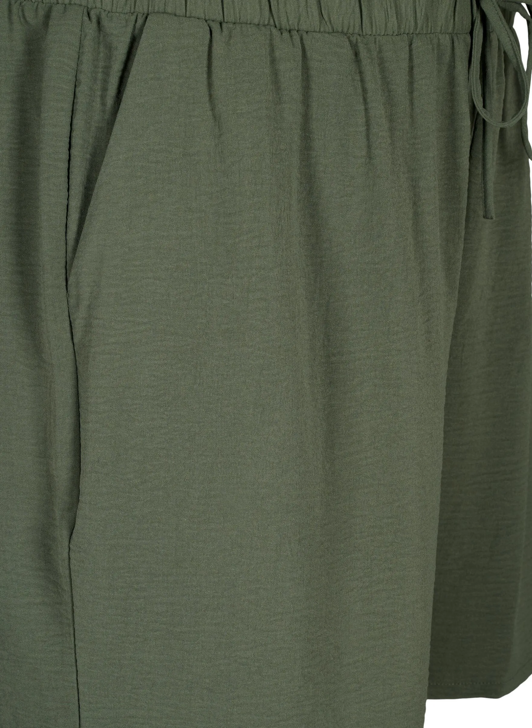 Kurze Hose mit Taschen und elastischem Bund