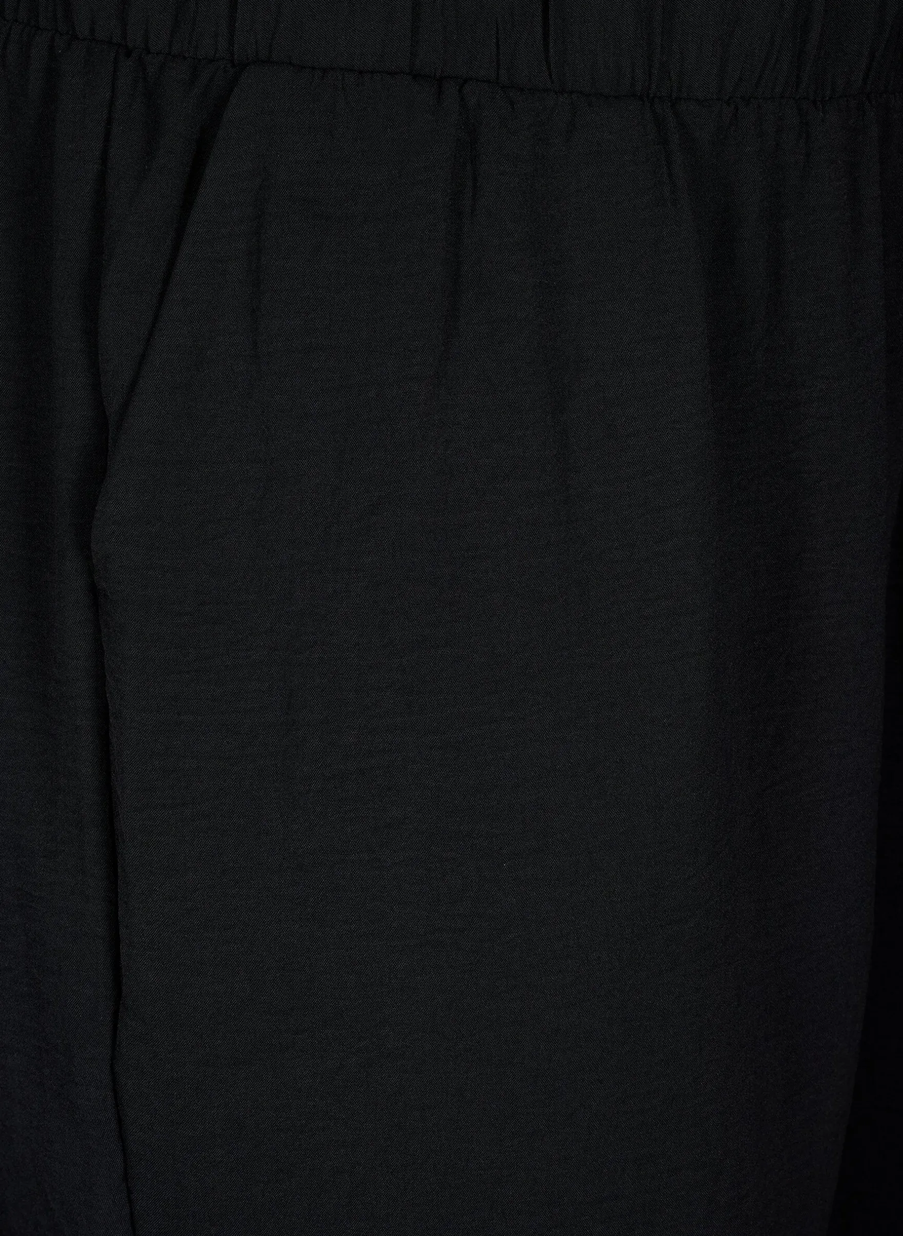Kurze Hose mit Taschen und elastischem Bund