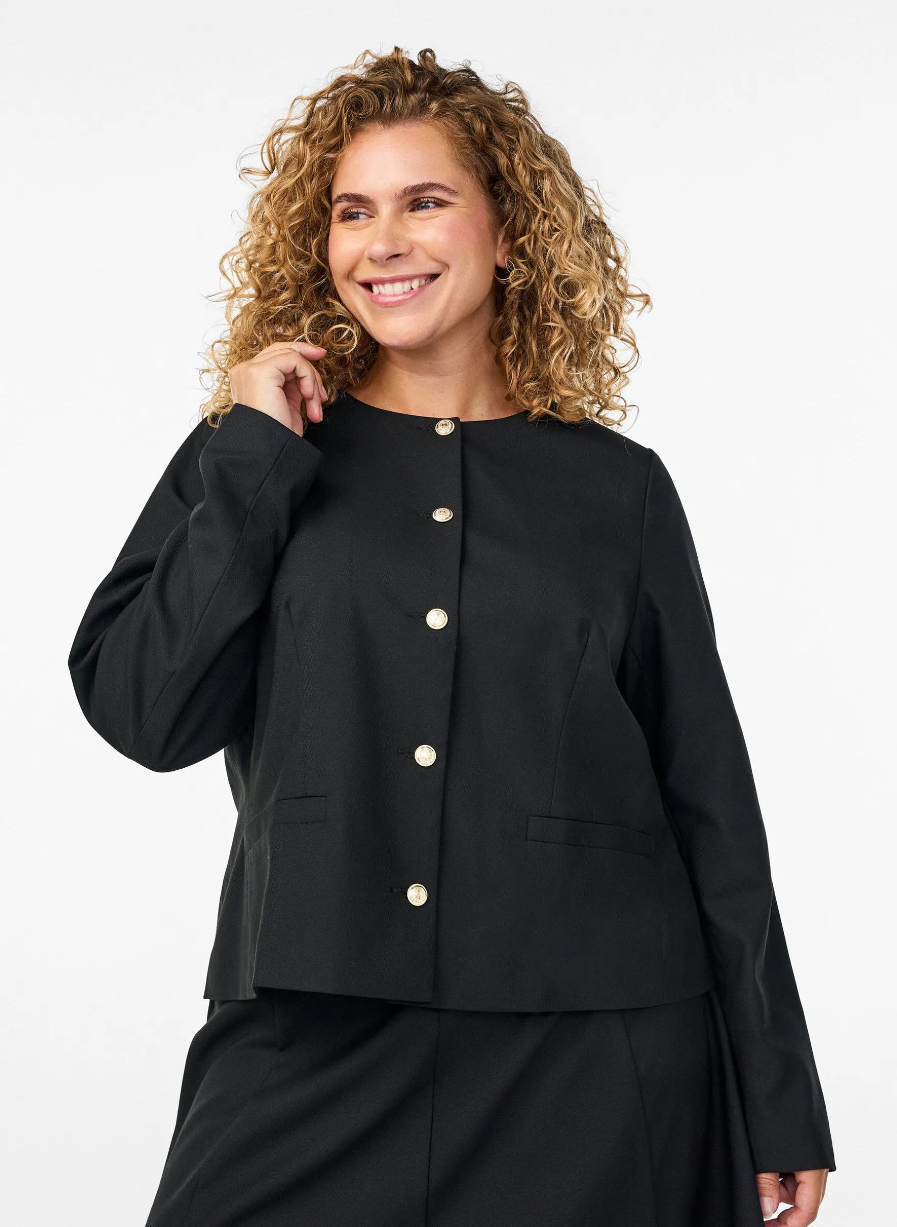 Kurze Jacke mit goldfarbenen Knöpfen