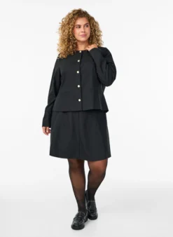 Kurze Jacke mit goldfarbenen Knöpfen