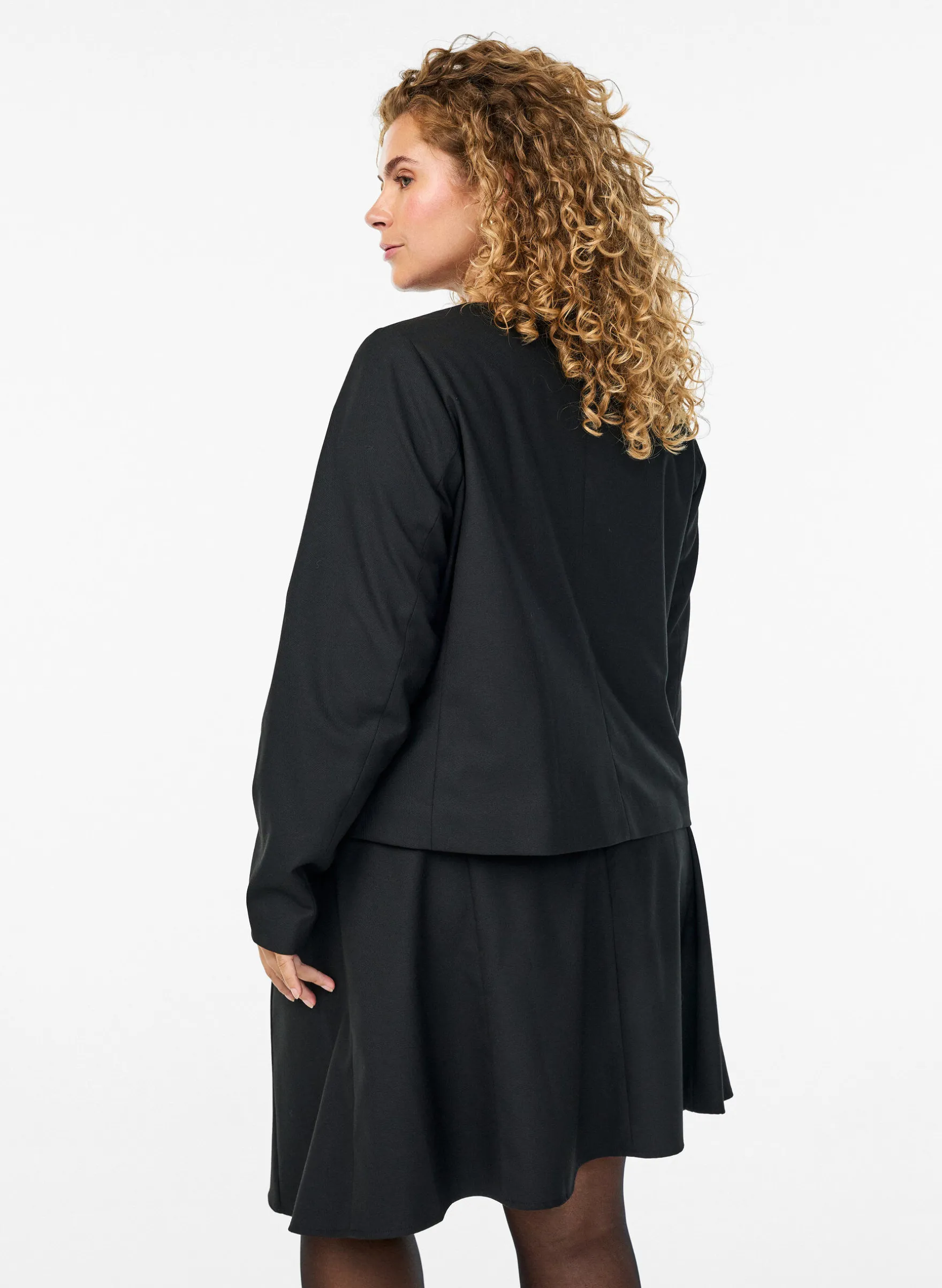 Kurze Jacke mit goldfarbenen Knöpfen