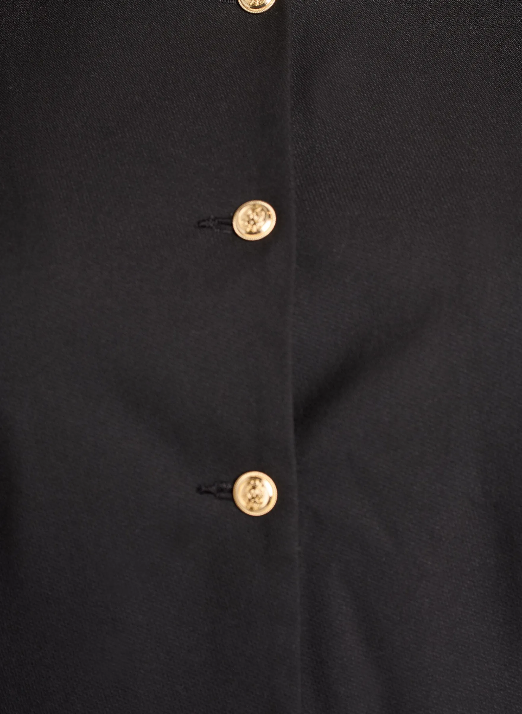 Kurze Jacke mit goldfarbenen Knöpfen