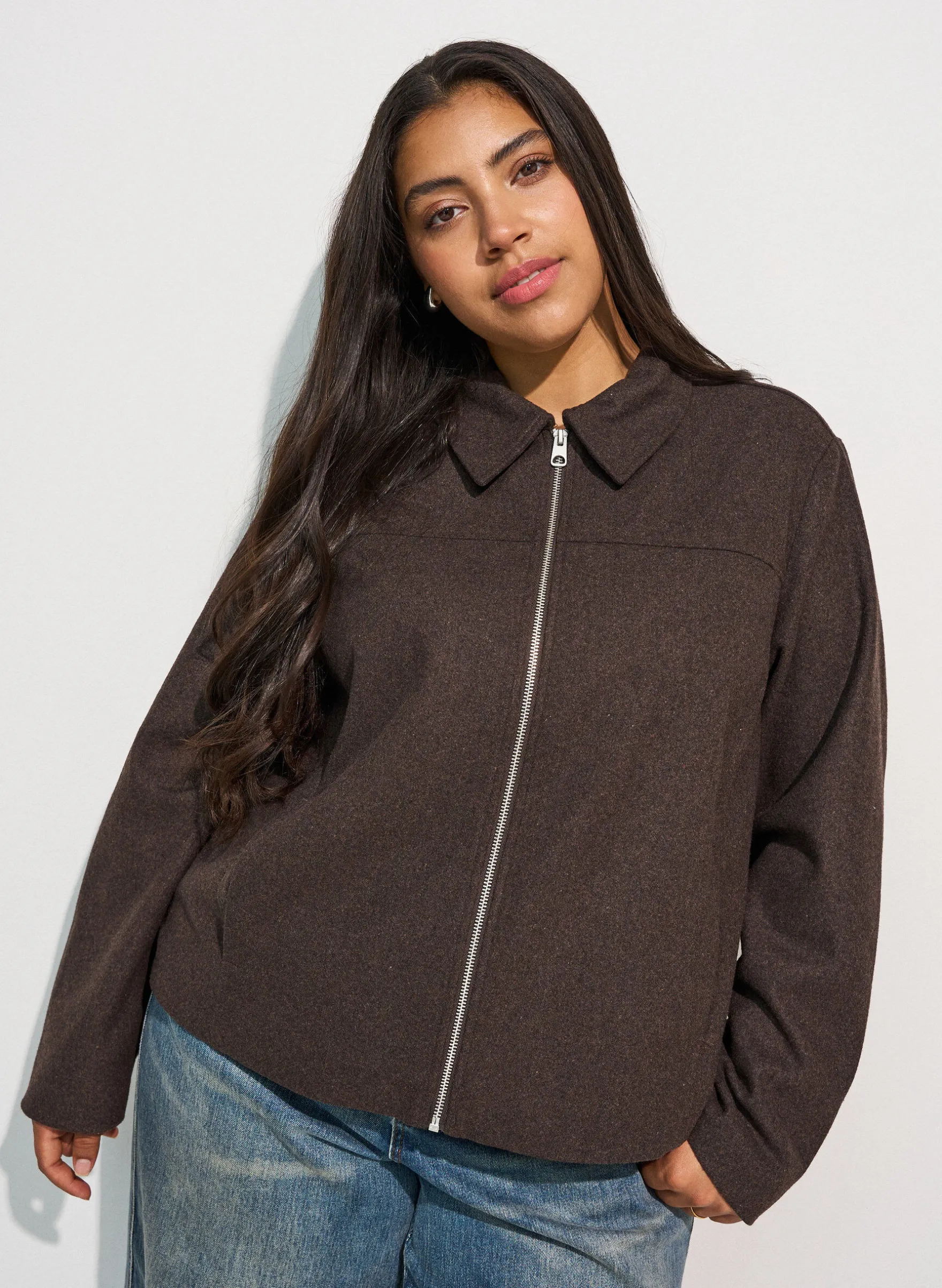 Kurze Jacke mit Hemdkragen und Reißverschluss