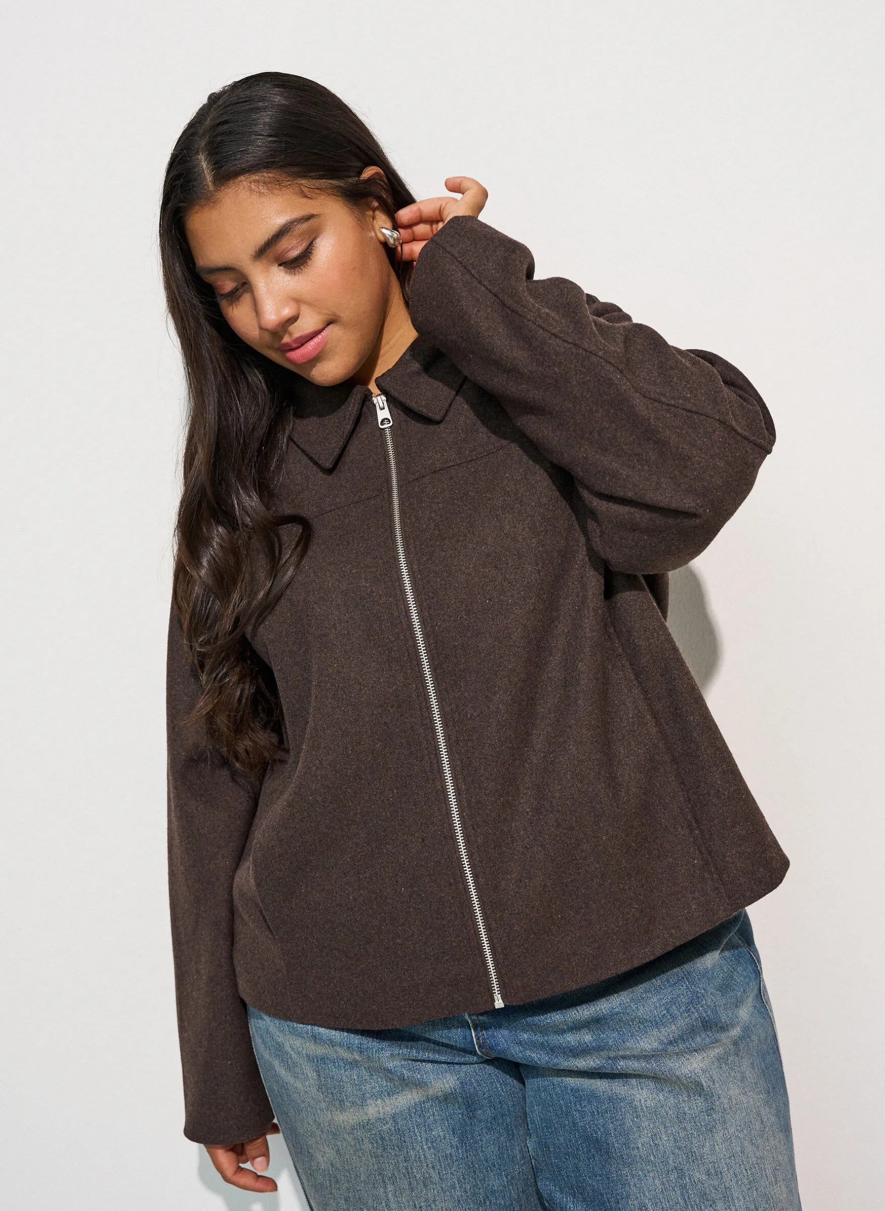 Kurze Jacke mit Hemdkragen und Reißverschluss