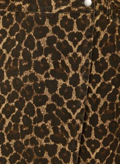 Kurzer Jeansrock mit Leo-Print und A-Linie