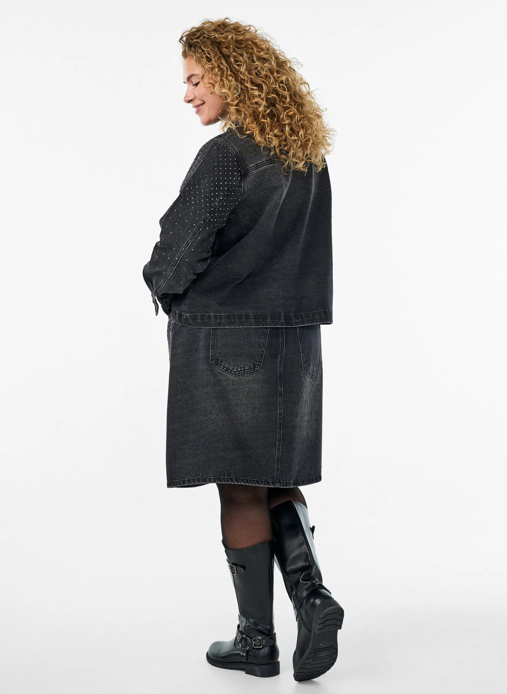 Kurzer Jeansrock mit Strasssteinen