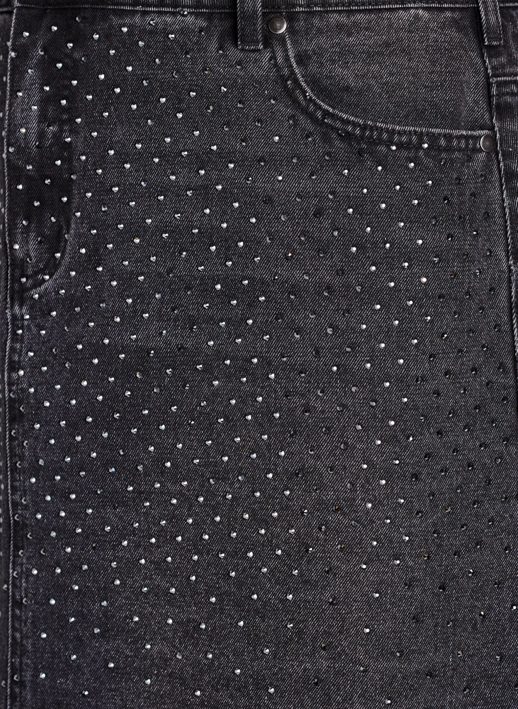 Kurzer Jeansrock mit Strasssteinen