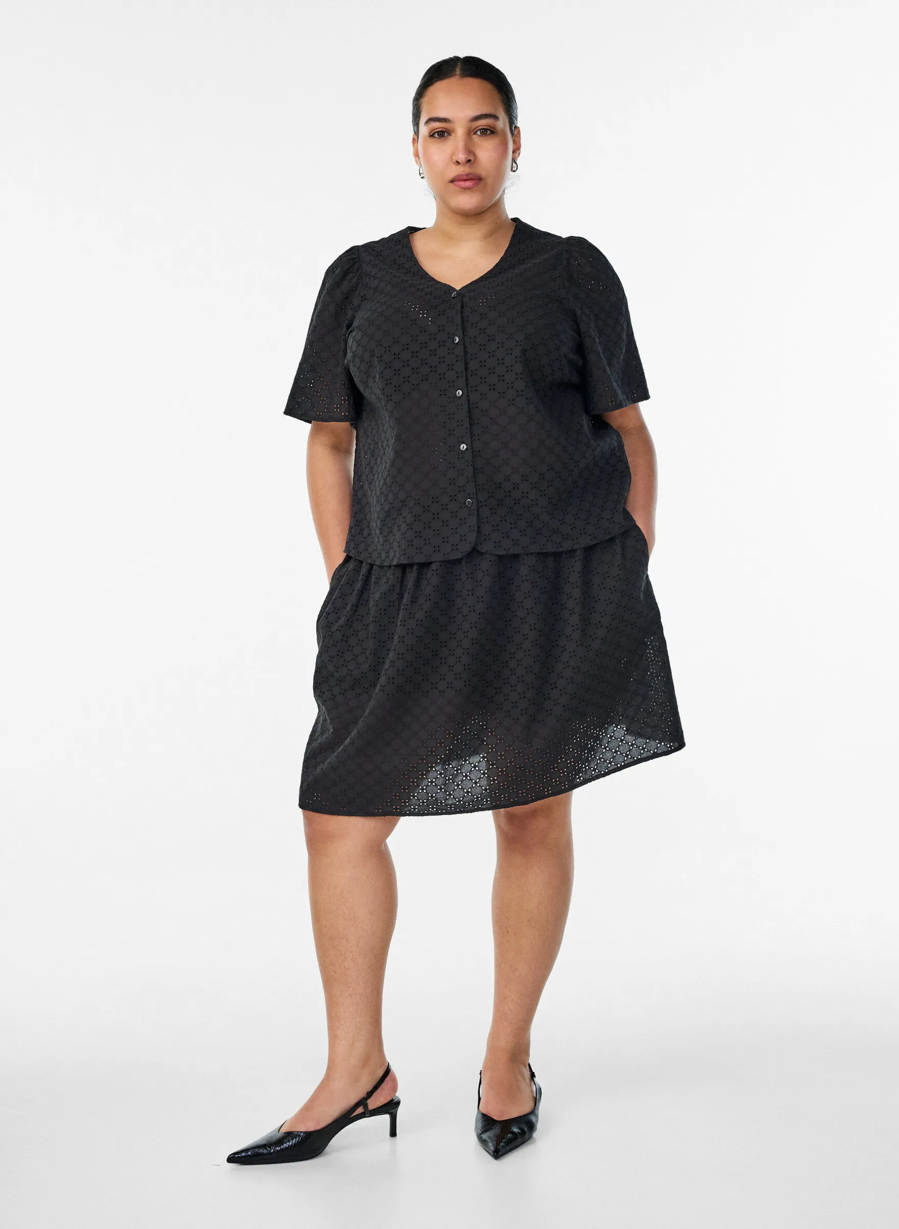 Kurzer Rock mit Broderie Anglaise und Gummizugbund