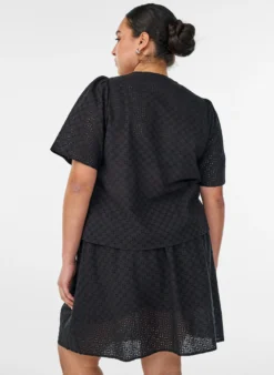 Kurzer Rock mit Broderie Anglaise und Gummizugbund