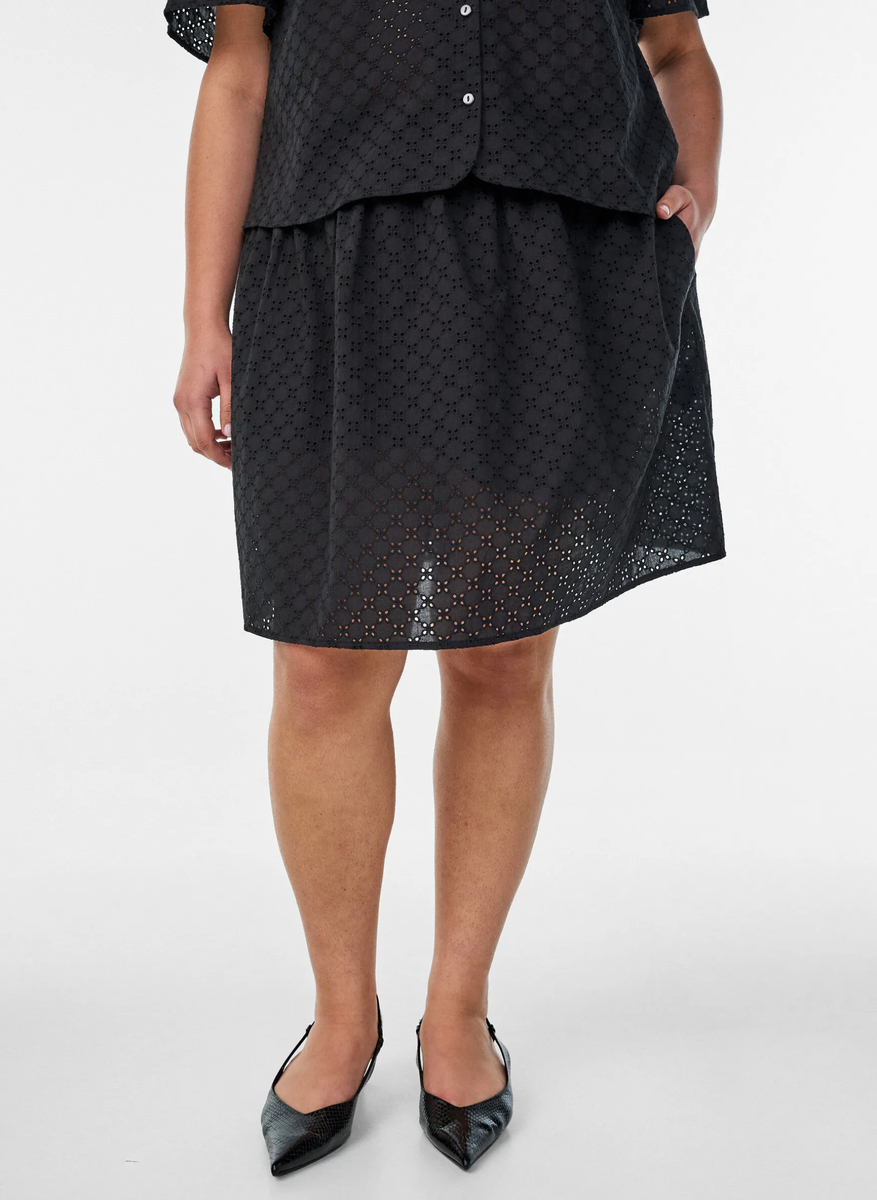 Kurzer Rock mit Broderie Anglaise und Gummizugbund