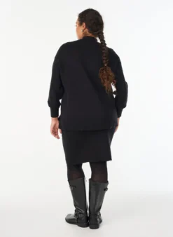 Kurzer Strickrock mit breitem Bund