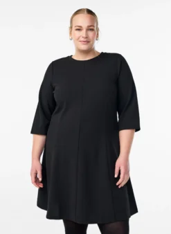 Kurzes A-Linien-Jerseykleid mit 3/4-Ärmeln