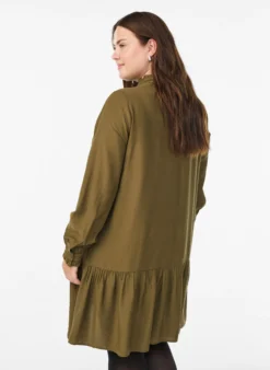 Kurzes A-Linien-Kleid mit Rüschen.
