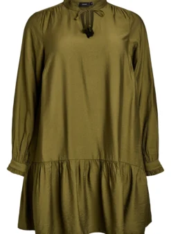 Kurzes A-Linien-Kleid mit Rüschen.