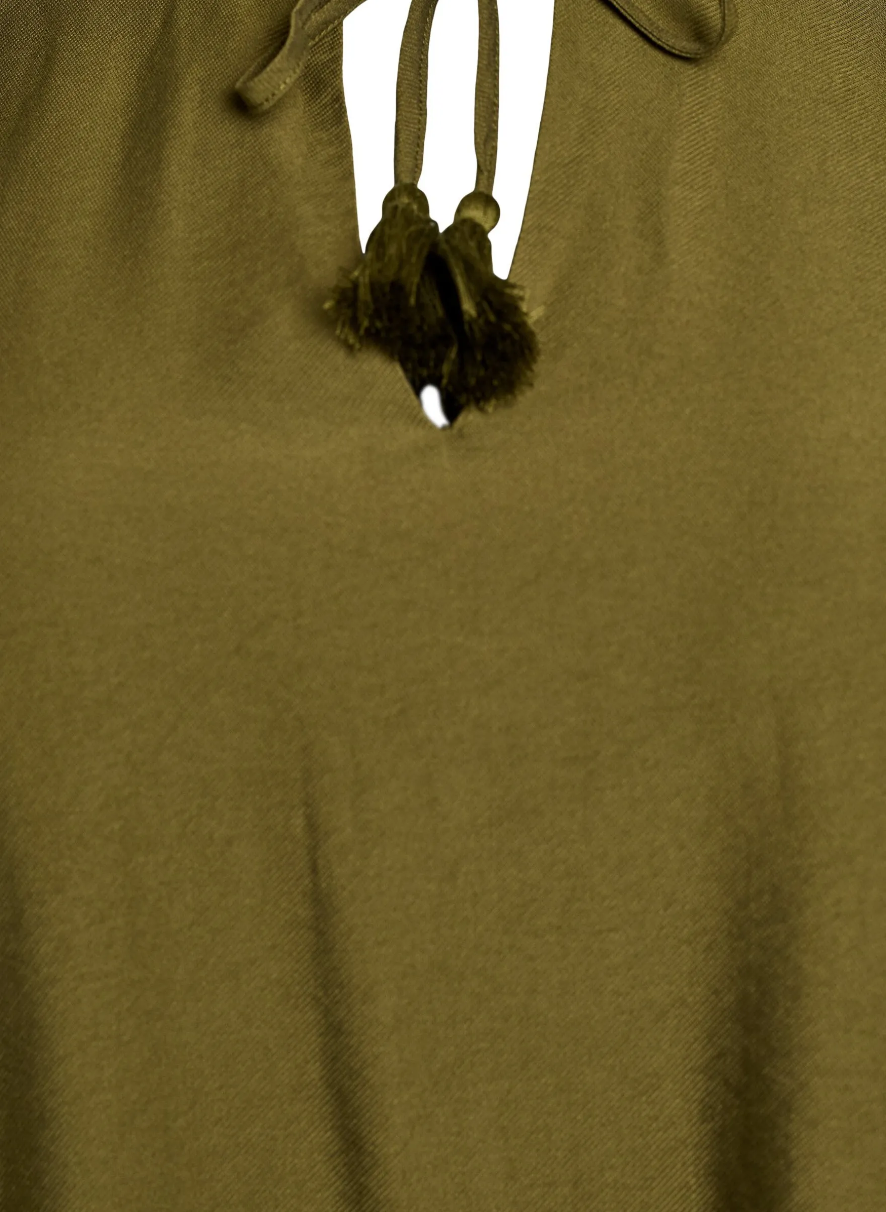 Kurzes A-Linien-Kleid mit Rüschen.