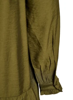 Kurzes A-Linien-Kleid mit Rüschen.