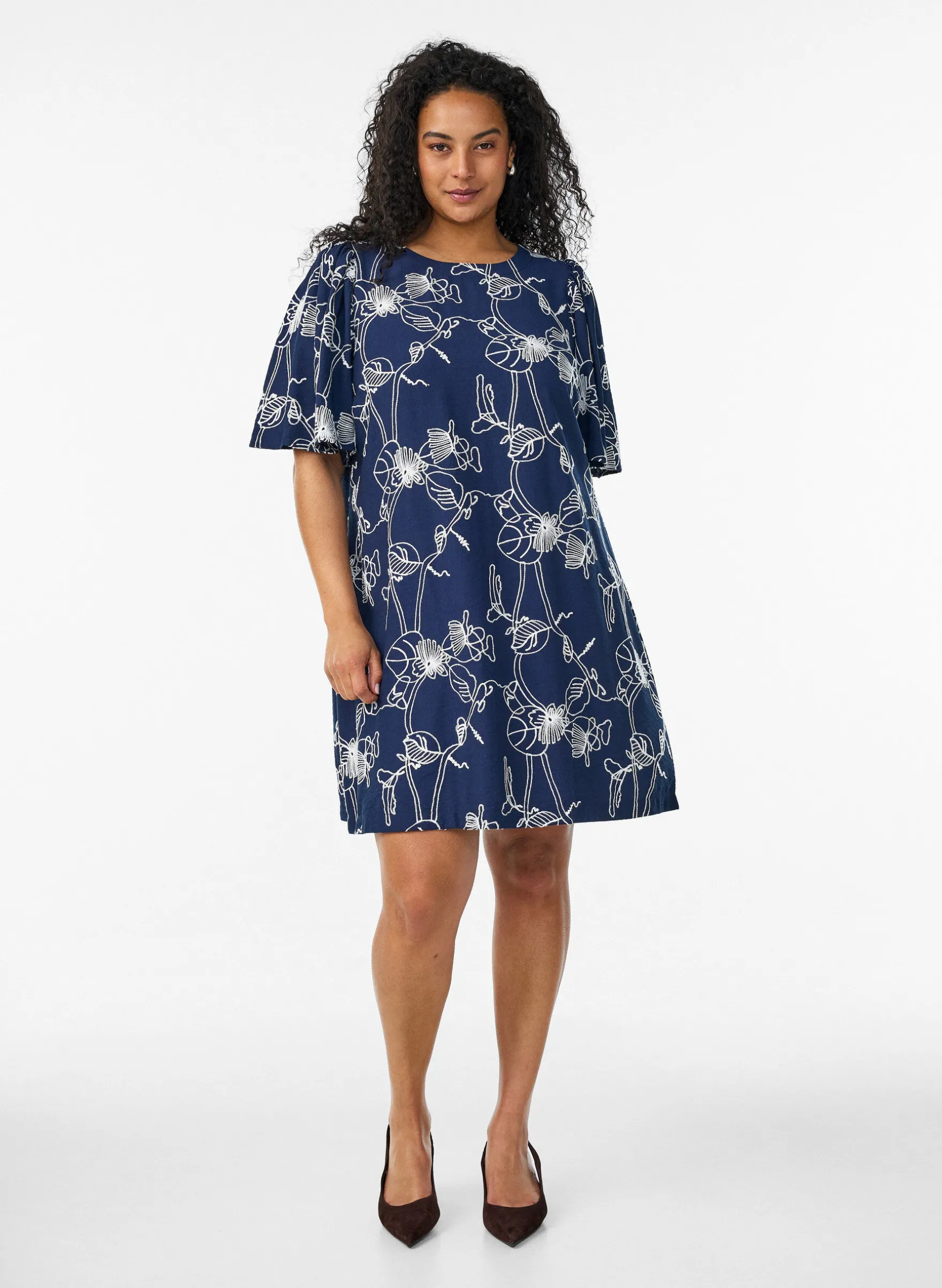 Kurzes A-Linienkleid mit Stickmuster