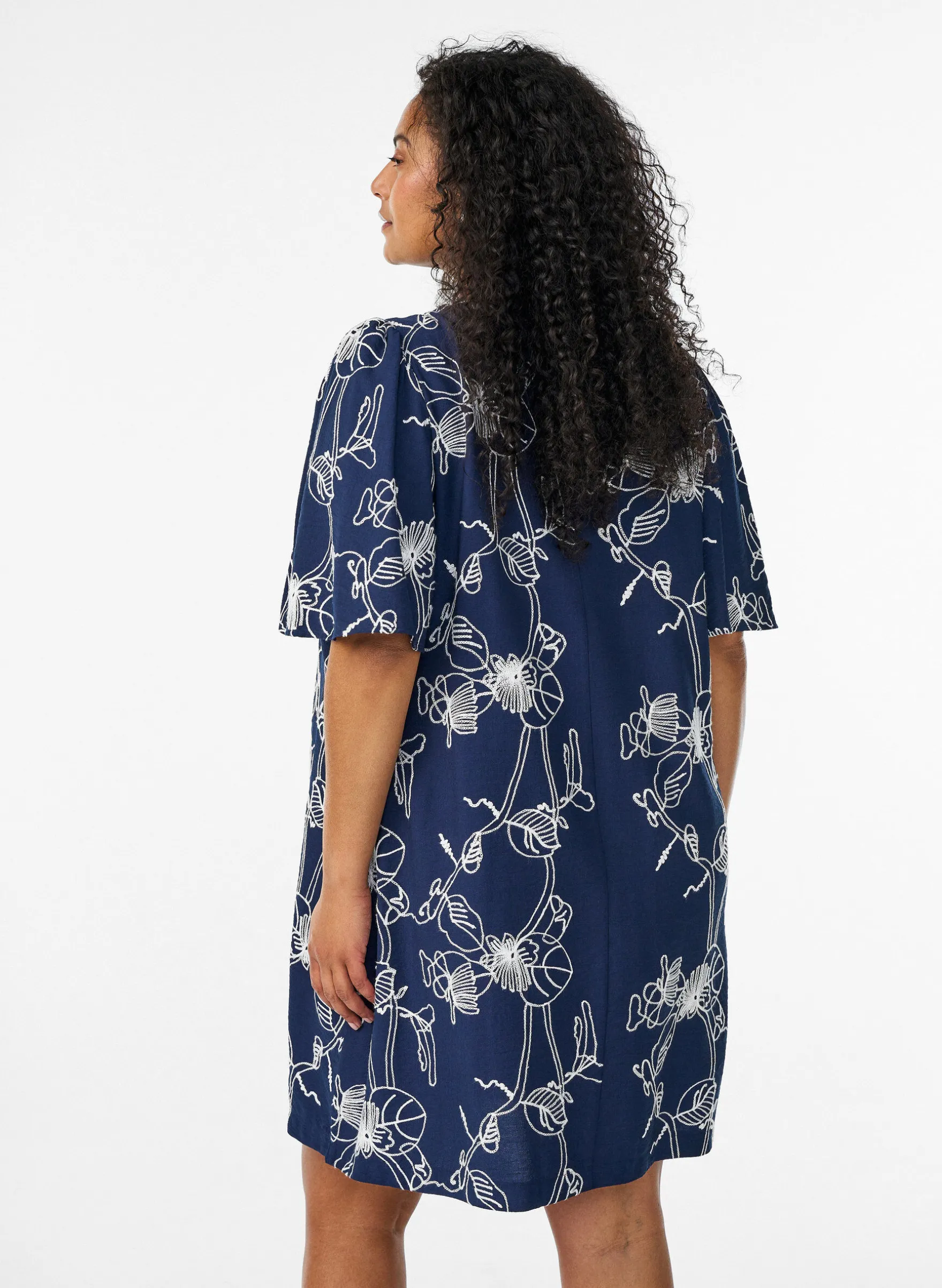 Kurzes A-Linienkleid mit Stickmuster