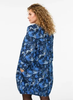 Kurzes Baumwollkleid mit Gummisaum und langen Ärmeln