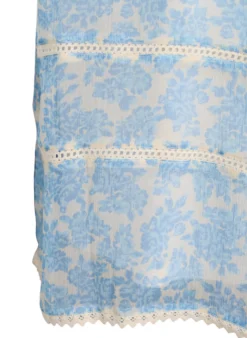 Kurzes Chiffonkleid mit Häkeldetails