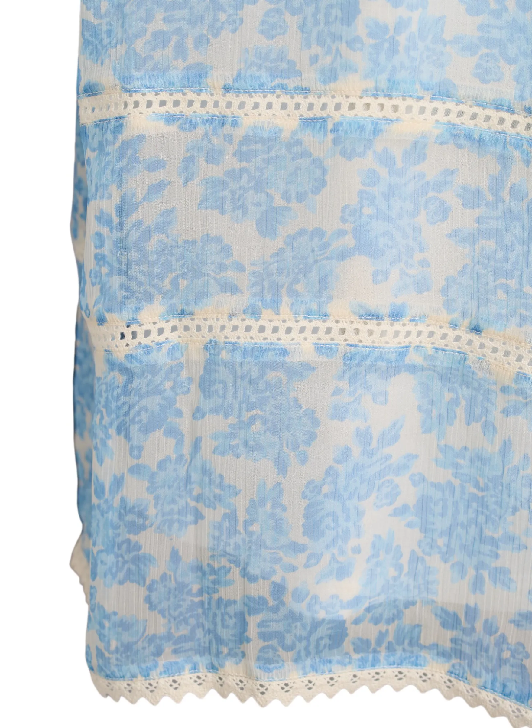 Kurzes Chiffonkleid mit Häkeldetails