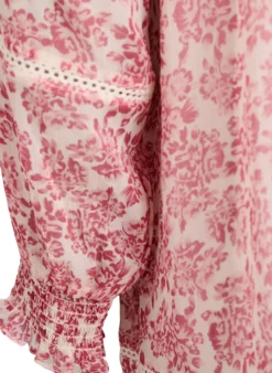 Kurzes Chiffonkleid mit Häkeldetails