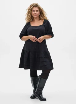 Kurzes Cordkleid mit eckigem Ausschnitt