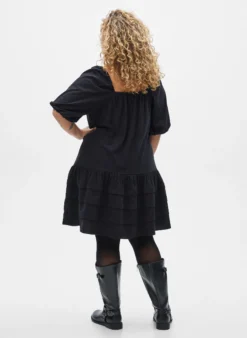 Kurzes Cordkleid mit eckigem Ausschnitt