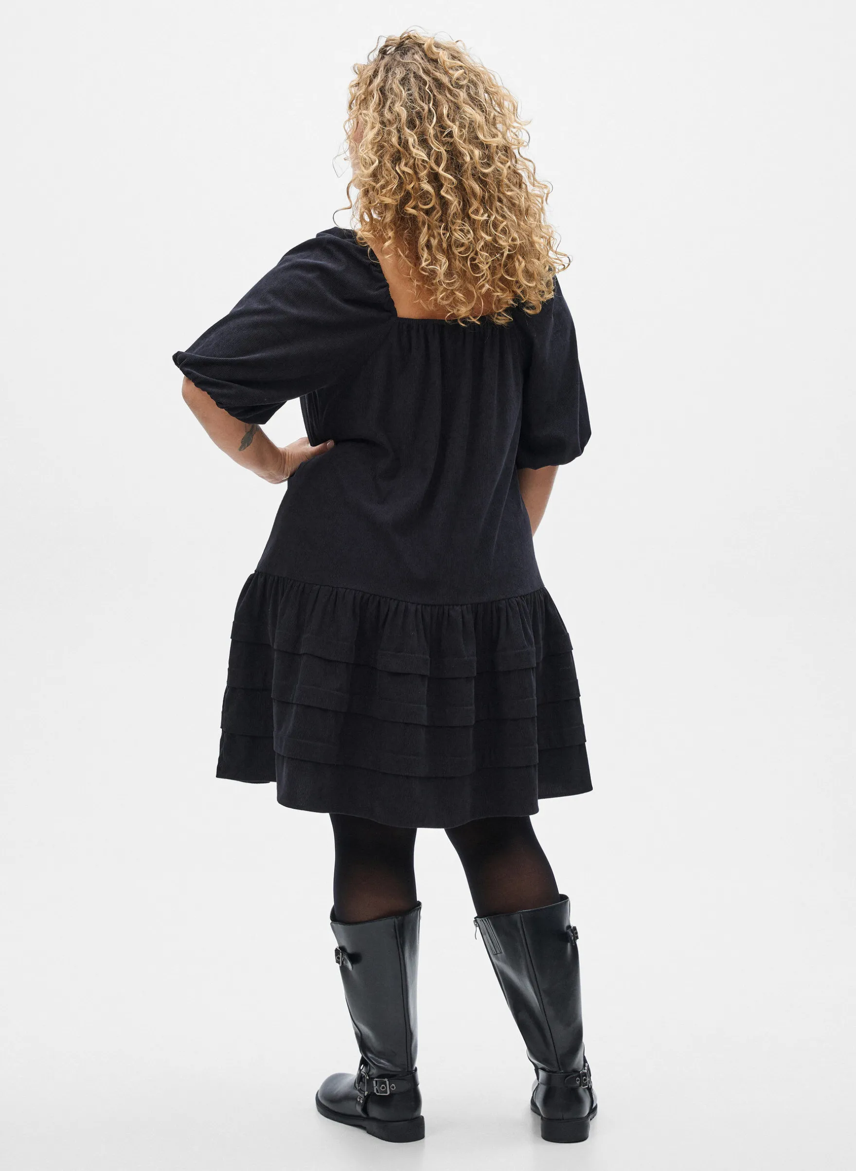 Kurzes Cordkleid mit eckigem Ausschnitt