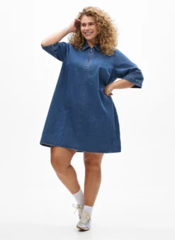 Kurzes Denim-Kleid mit Reißverschluss und 3/4-Ärmeln