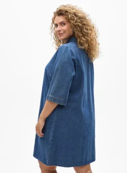 Kurzes Denim-Kleid mit Reißverschluss und 3/4-Ärmeln