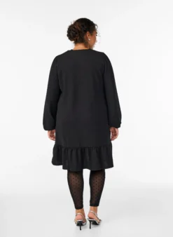 Kurzes, gemustertes Kleid mit Rüschen am Saum