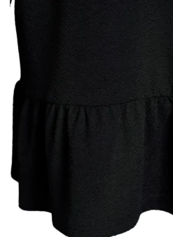 Kurzes, gemustertes Kleid mit Rüschen am Saum