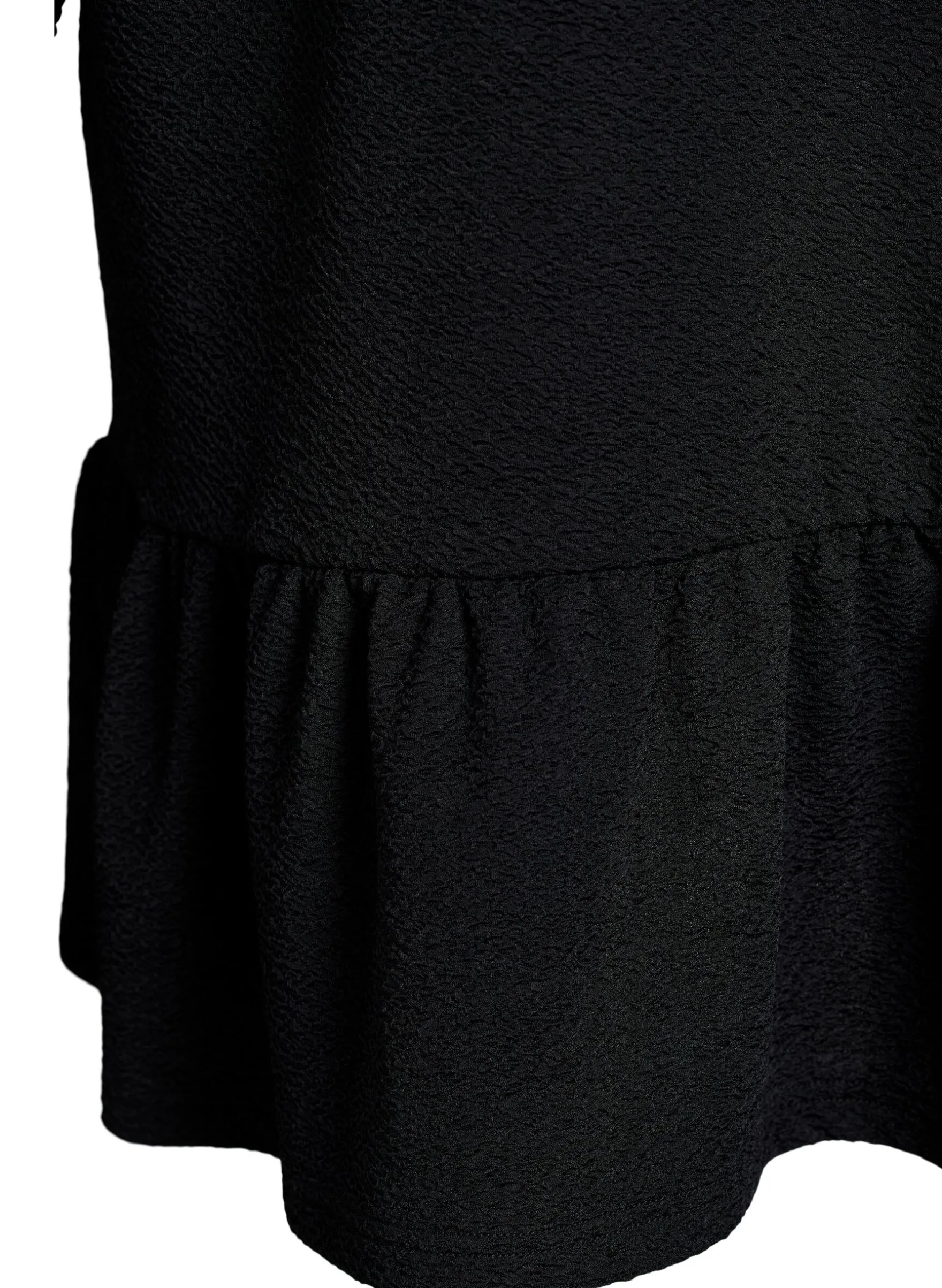 Kurzes, gemustertes Kleid mit Rüschen am Saum