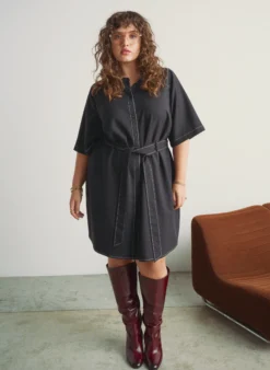 Kurzes Hemdblusenkleid mit Kontrastnähten und Bindegürtel