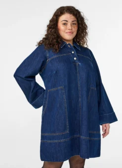 Kurzes Jeanskleid mit Kragen und Knopfleiste