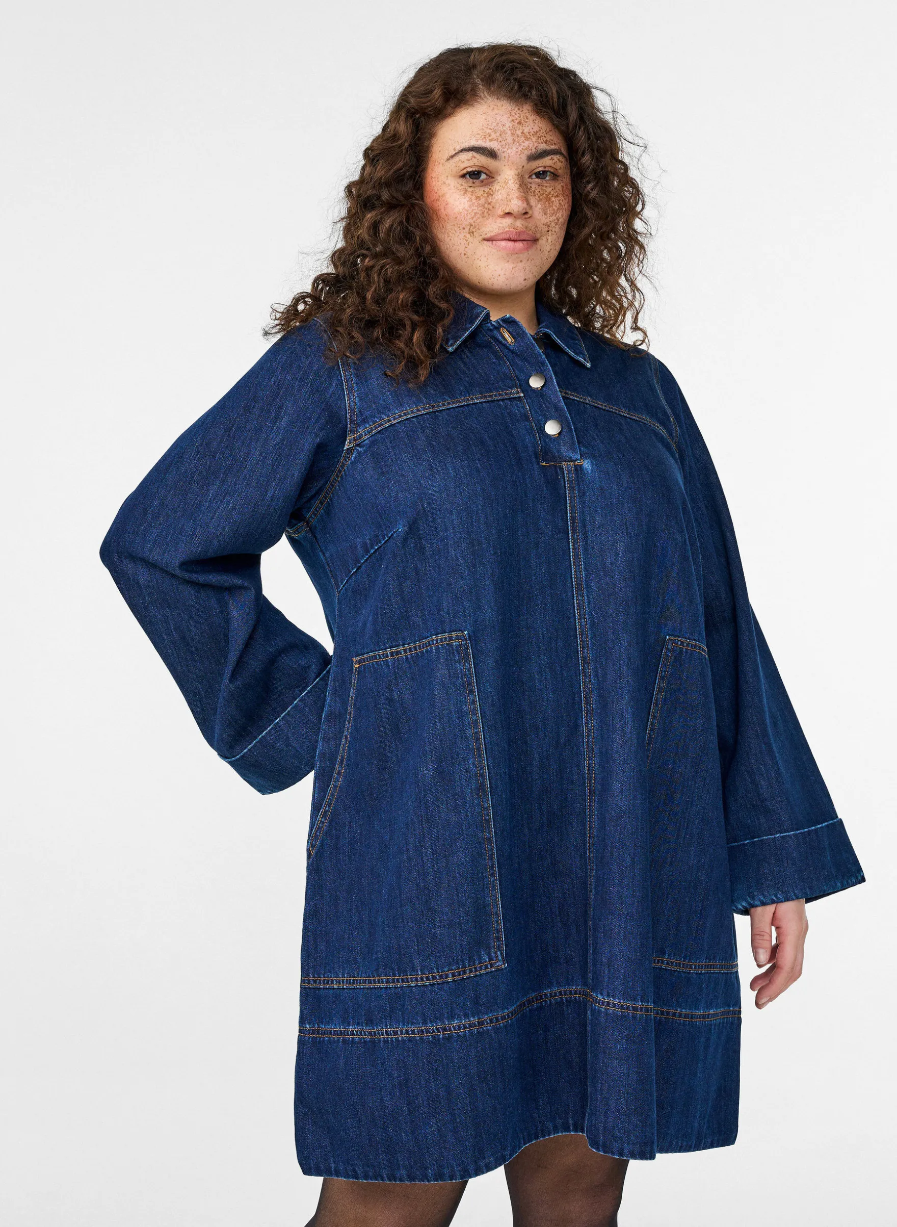 Kurzes Jeanskleid mit Kragen und Knopfleiste
