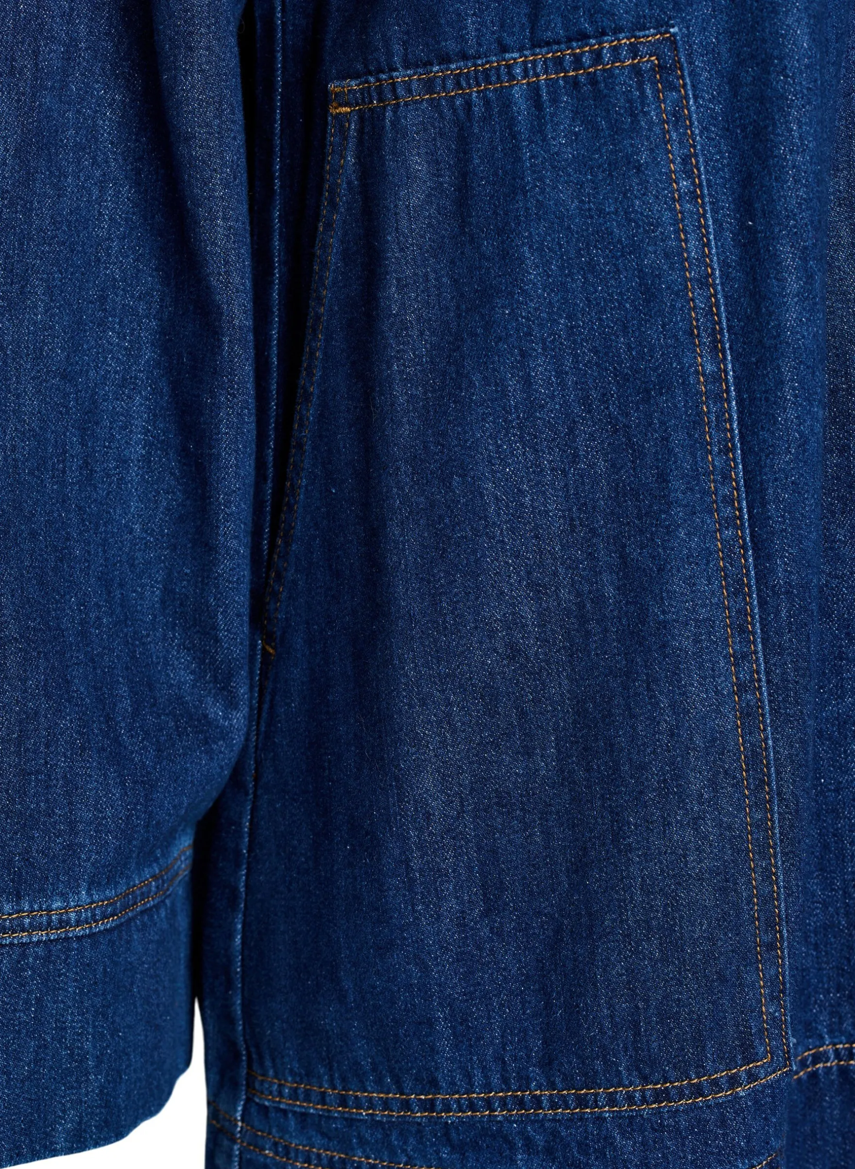 Kurzes Jeanskleid mit Kragen und Knopfleiste