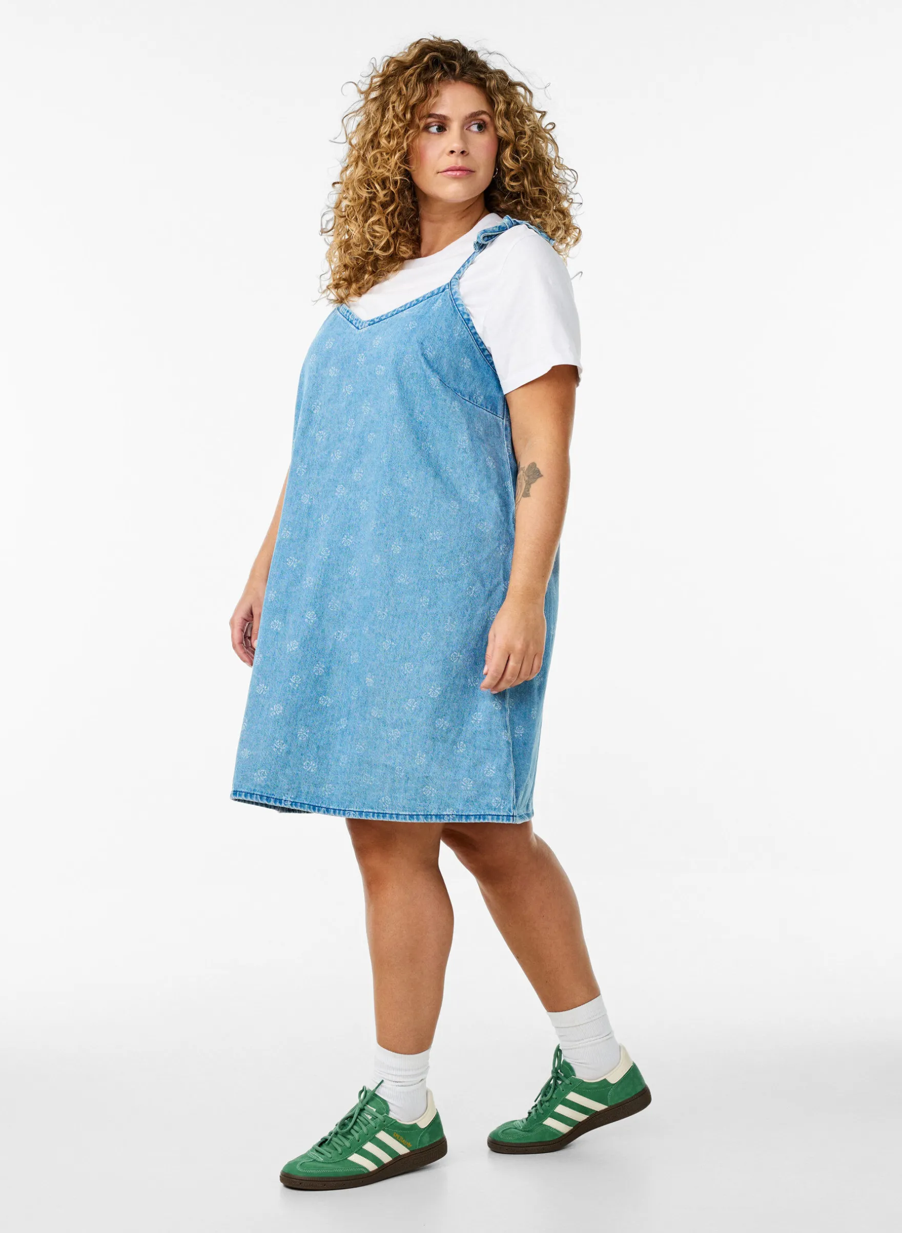 Kurzes Jeanskleid mit verstellbaren Trägern