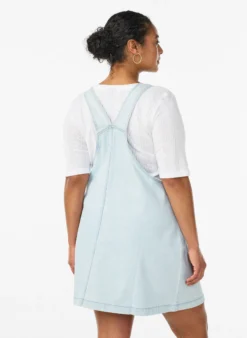 Kurzes Jeans-Latzkleid aus gestreifter Baumwolle