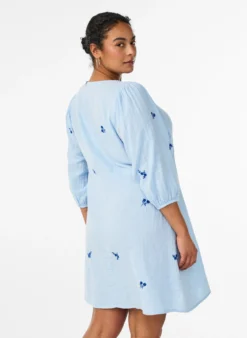 Kurzes Kleid aus Baumwoll-Musselin mit bestickten Details