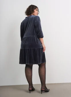 Kurzes Kleid aus Velours mit Rüschenkragen und langen Ärmeln