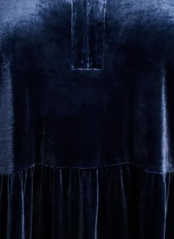 Kurzes Kleid aus Velours mit Rüschenkragen und langen Ärmeln