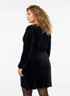 Kurzes Kleid aus Velours mit Wickeloptik