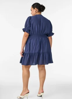 Kurzes Kleid aus Viskose mit Rüschendetails