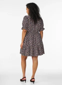 Kurzes Kleid aus Viskose mit Rüschendetails