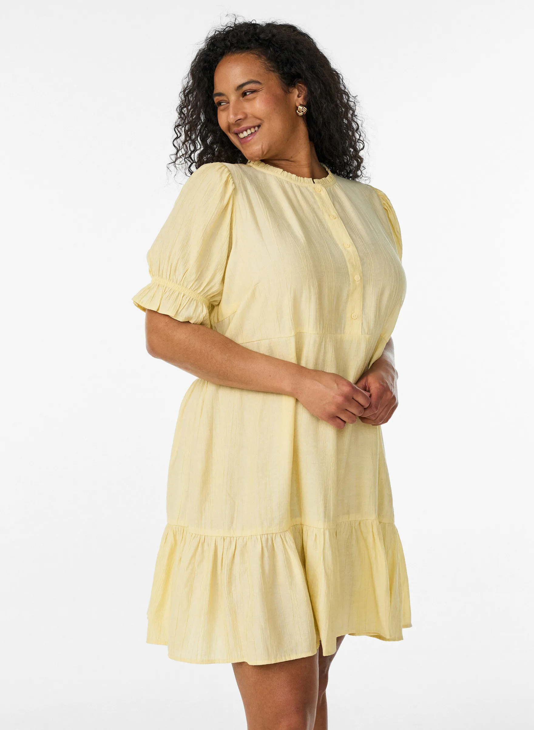 Kurzes Kleid aus Viskose mit Rüschendetails