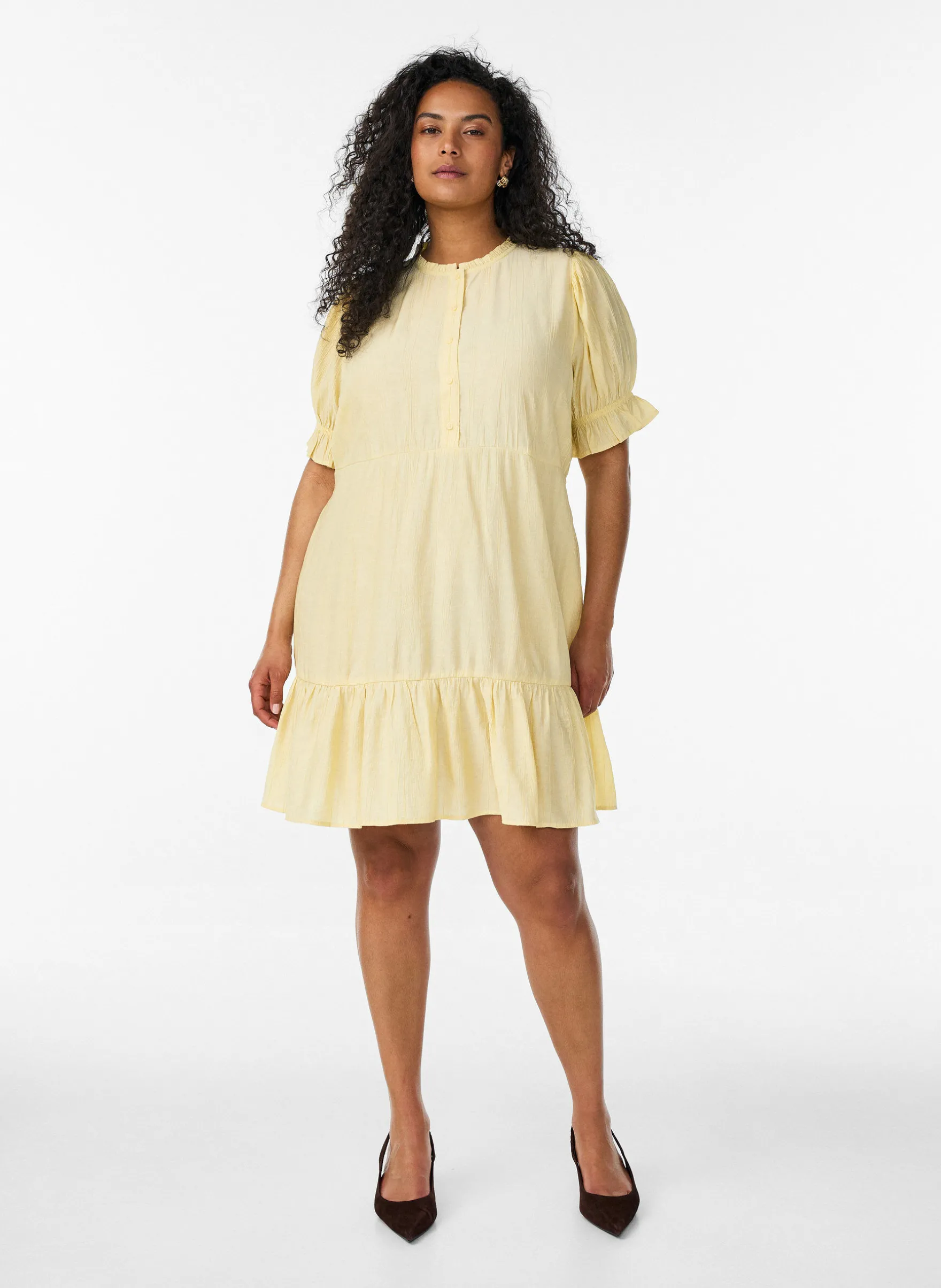Kurzes Kleid aus Viskose mit Rüschendetails